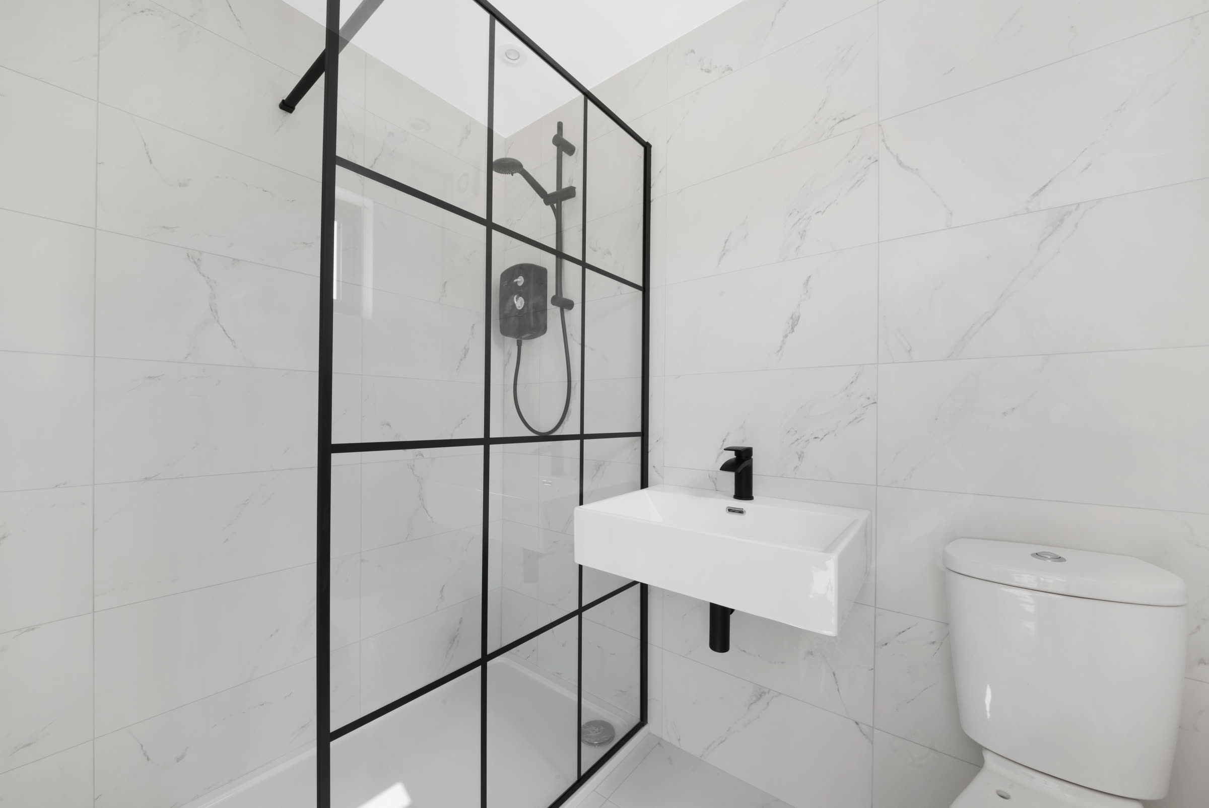 Finished bathroom with shower, basin and WC inside a Roamify unit